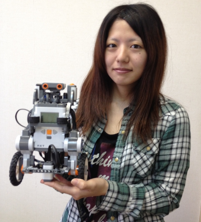 生徒がロボットを持っている写真