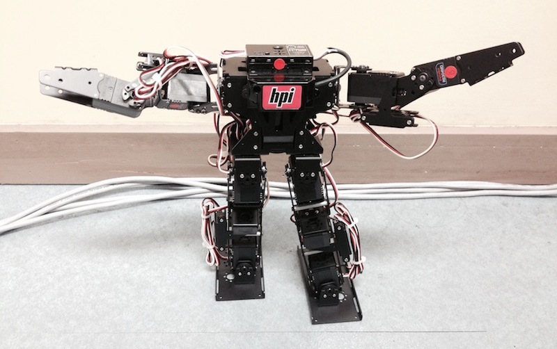 2足歩行型のロボットを動かしている写真